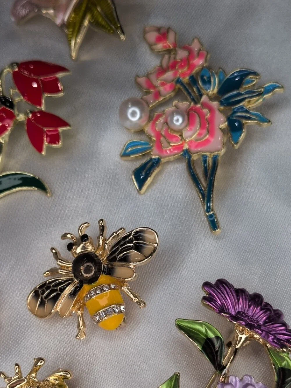 Lot of 12 Contemporary Floral Enamel Brooches Bee Ladybug Pansy Hydrangea Pin